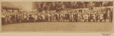 871389 Groepsportret van een grote groep kinderen van leden van de afdeling Utrecht van de Nederlandsche Vereeniging ...